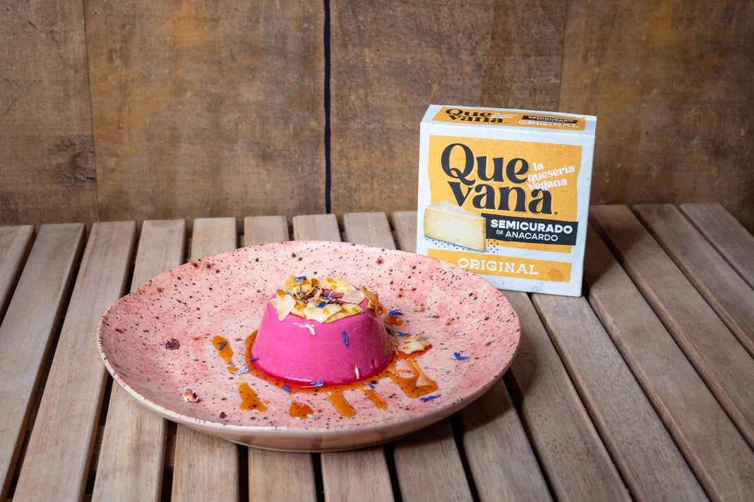 Růžový veganský flan z červené řepy na keramickém talíři