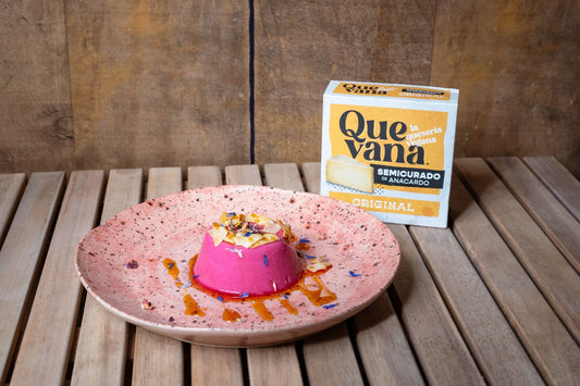 Růžový veganský flan z červené řepy na keramickém talíři
