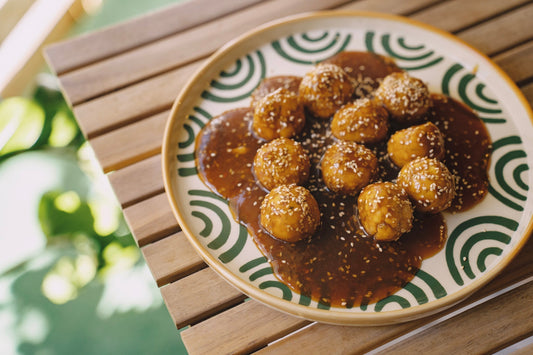 Tofu kuličky s teriyaki omáčkou na keramickém talíři