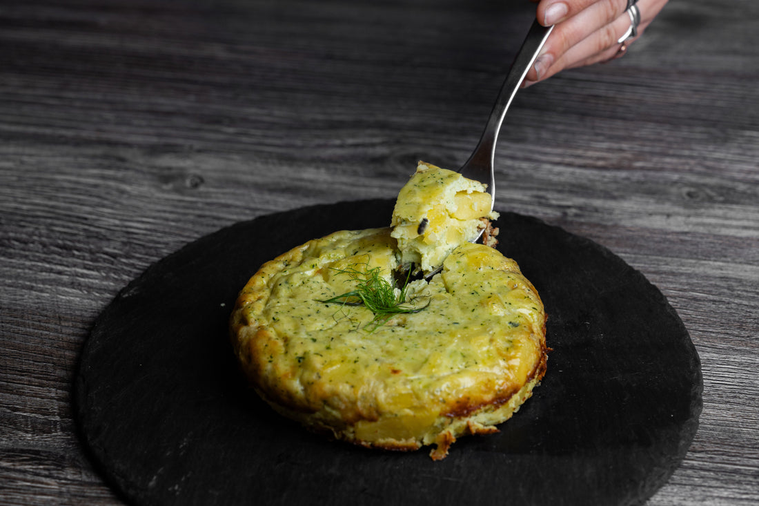 Pečená bramborová tortilla s cuketou v keramickém talíři