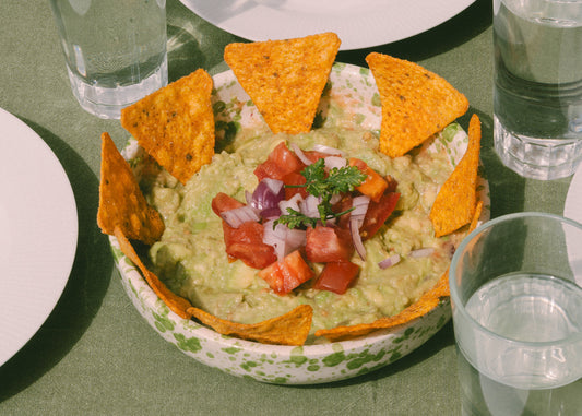 Strouhané guacamole na keramickém struhadle Plato Rallador