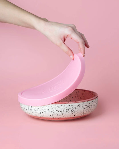 Růžová silikonová poklice na potraviny - BPA-free, opakovaně použitelné víčko na talíře a mísy