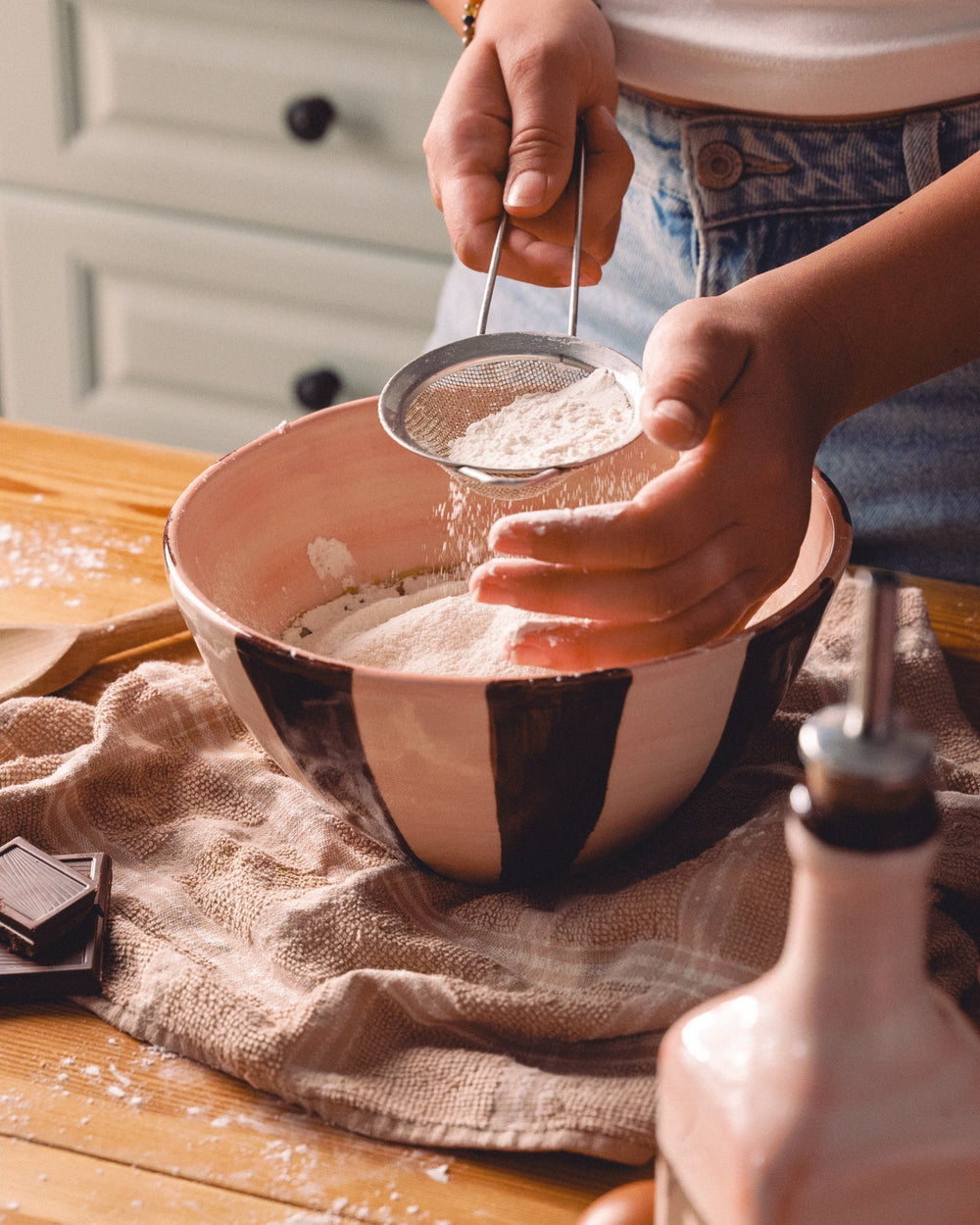 Salátová mísa Chocolate — keramika z dílny Alfar v Málaze, čokoládová glazura s krémovým tahem (foto 4)